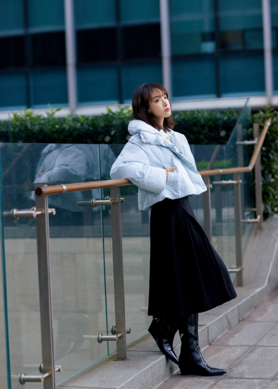 宋茜黑裙长靴美照,这穿搭差强人意,黑色长靴拉低了整体的美感!