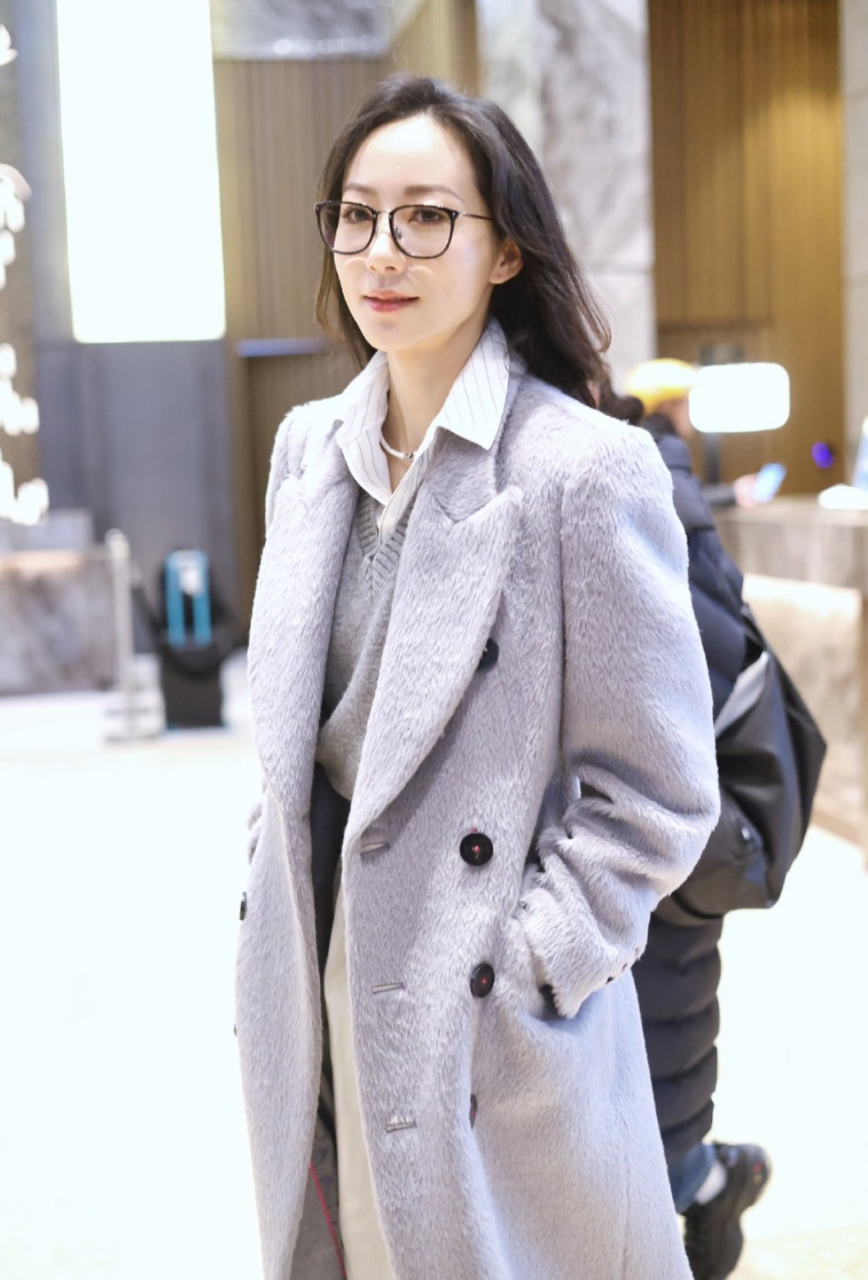 韩雪这穿搭越看越像学识渊博,只是发际线有点高,姐姐要注意保养呀!