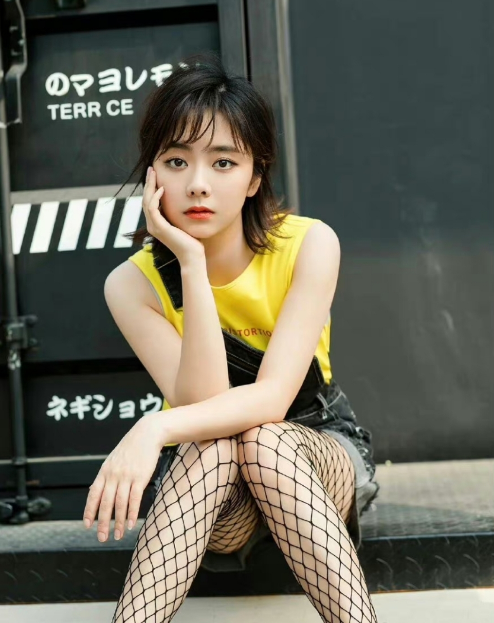 谭松韵网格袜镂空衣街拍,好奇这网格袜不会勒脚趾吗?