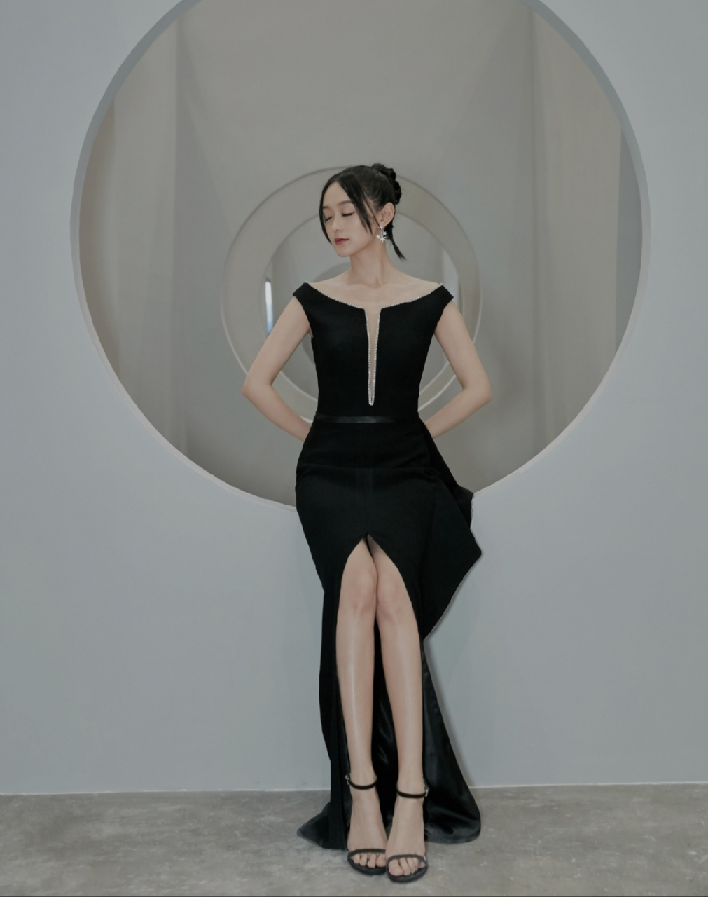 何泓姗这身材虽然达不到惊人的地步,但却非常诱人,尤其那一抹风情,太