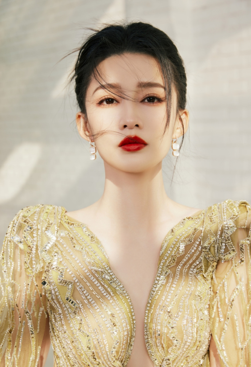 李沁金色深v礼裙写真,白花花的肌肤诱人至极,真是美的不可方物!