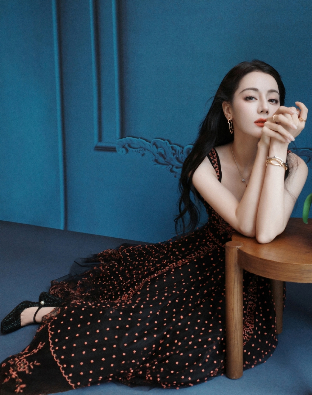 迪丽热巴惊艳长裙写真,绝美的容颜让人沉醉,太美丽动人了!