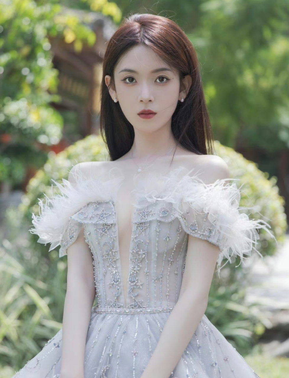 陈瑶幻纱羽毛长裙写真,曼妙的身材一览无余,妥妥的实力派!