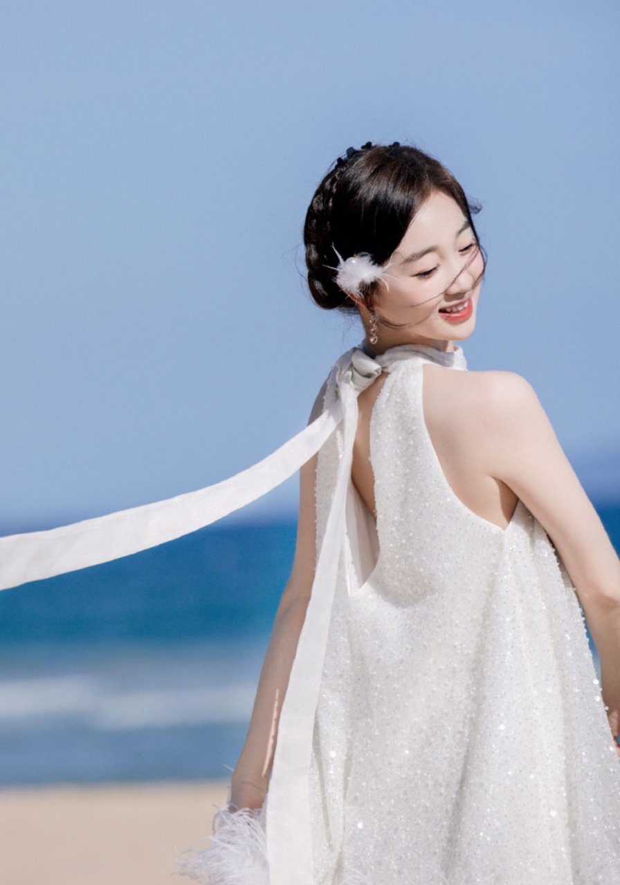 李子璇白色连衣裙写真,皮肤白皙笑容甜美,越看越诱人!