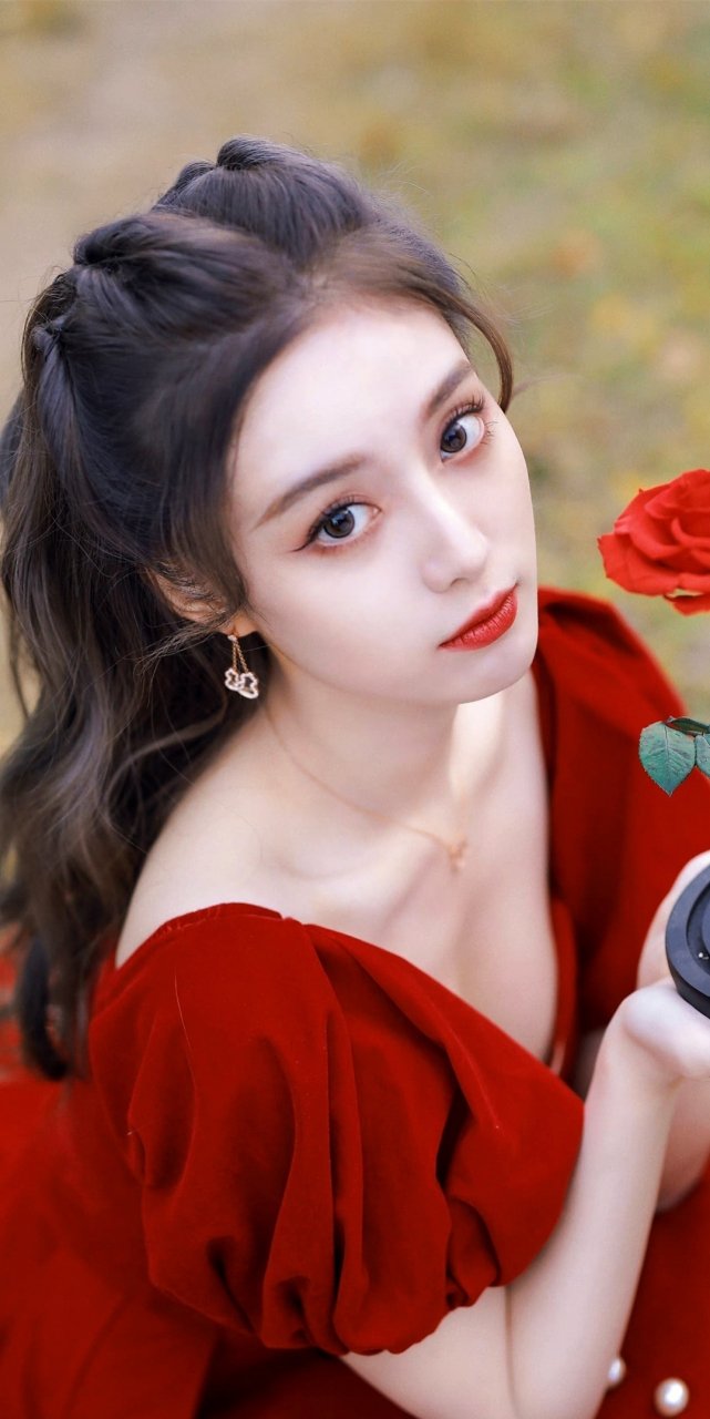 徐艺洋红裙深v写真,美丽而又性感,应了那句老话"有沟必火"!