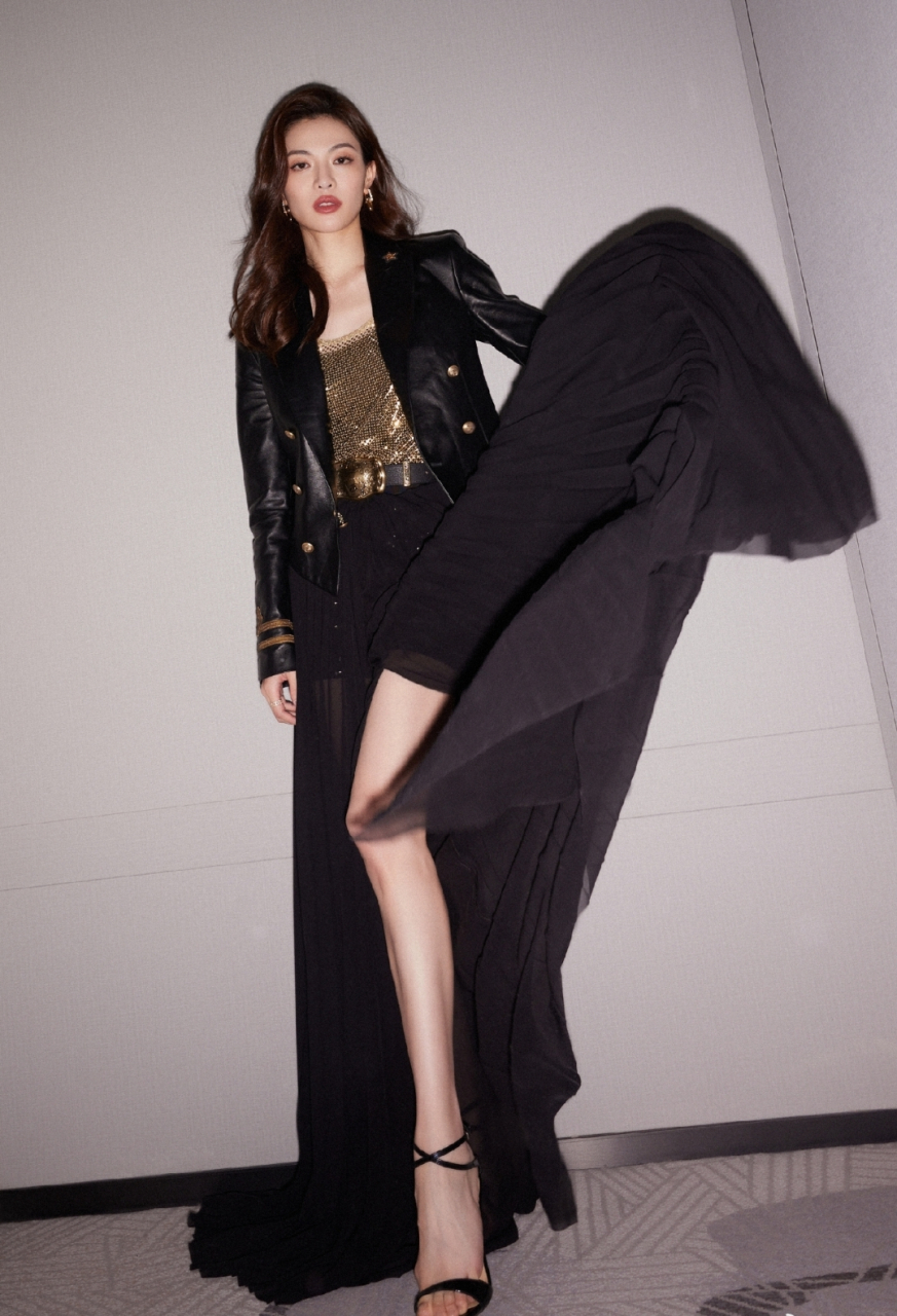 钟楚曦身穿皮夹克秀大长腿,姿势酷飒,眼神犀利,太绝了!
