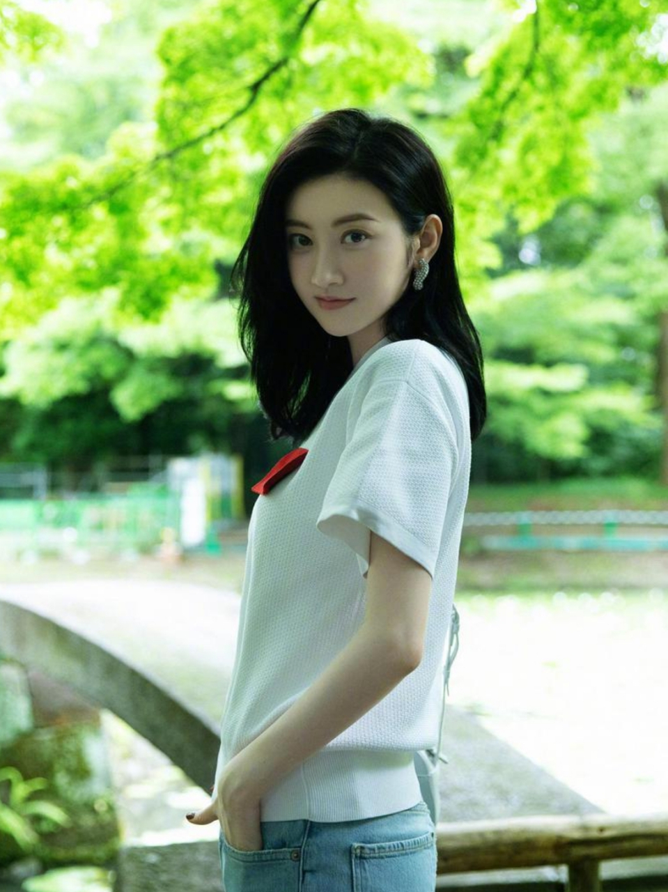 景甜白色t恤搭配牛仔裤好清纯呀,这眼神越看越勾人,太绝了!