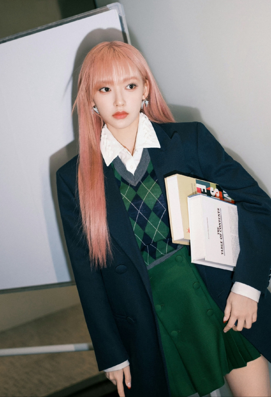 程潇学生风穿搭大赏,光滑美腿与迷人的颜值越看越让人着迷,太美了!