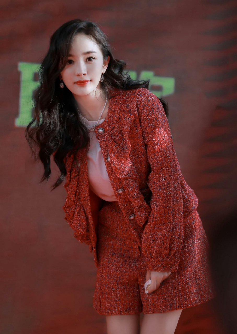 杨幂美腿近距离欣赏,白皙诱人看的人欲血沸腾!#2月图文动态激励计划