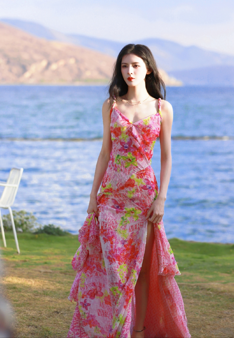 张予曦吊带碎花裙写真,无论是身材,颜值还是身高都无可挑剔,聪哥现在