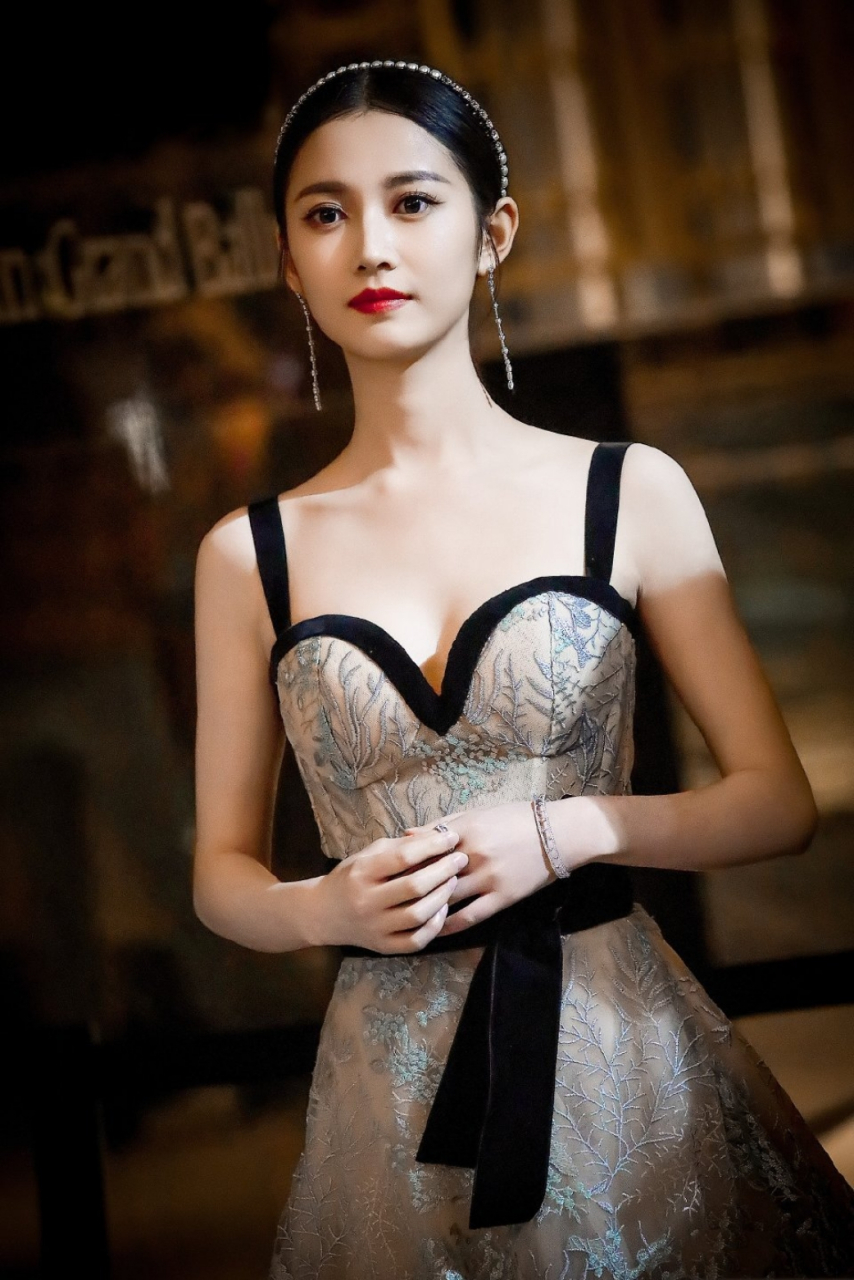 陈钰琪低胸礼服大赏,性感身材一览无余,满满的诱惑力!