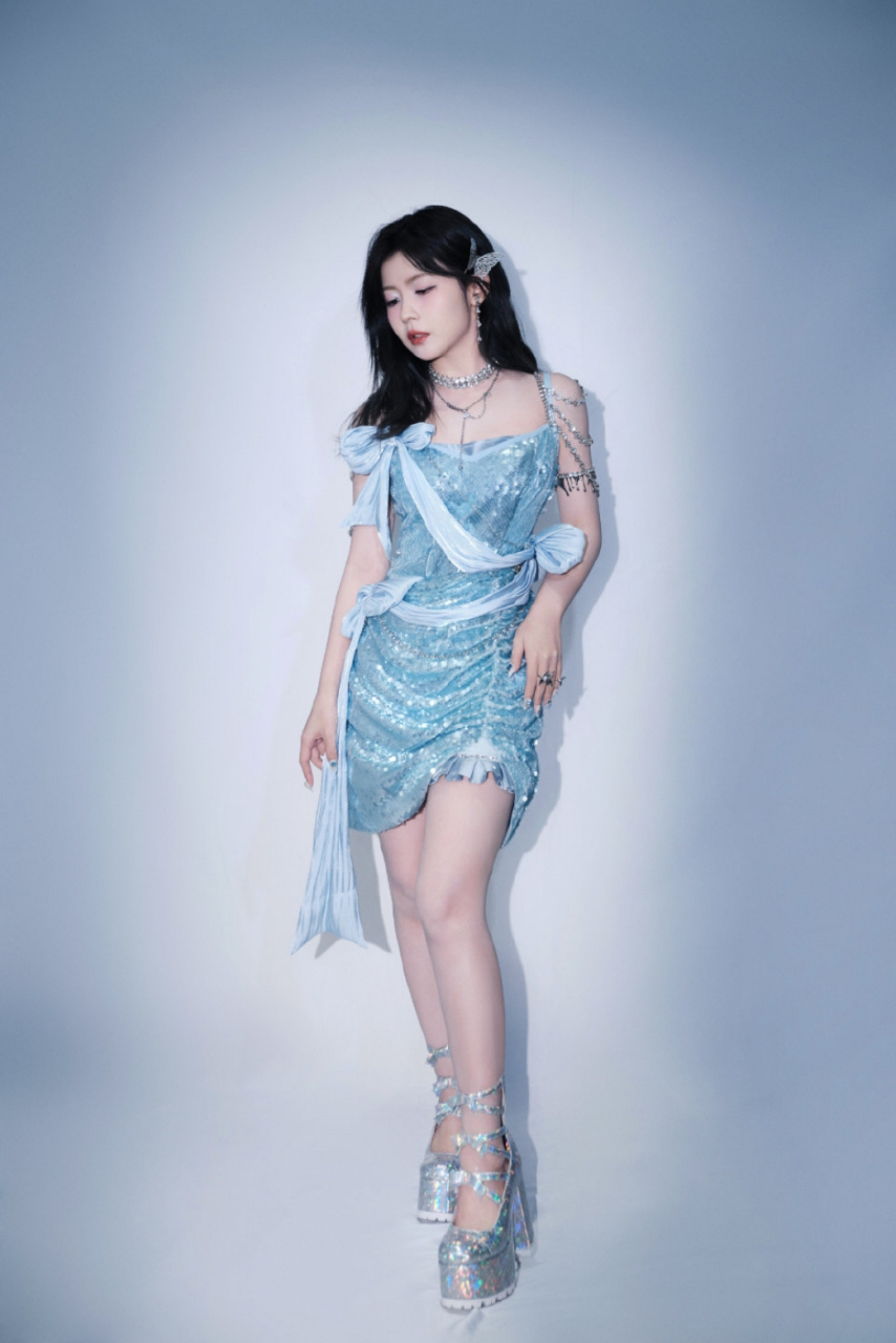 赖美云蓝色连衣短裙大赏,别看身材矮小,性感程度不输内娱任何女星!