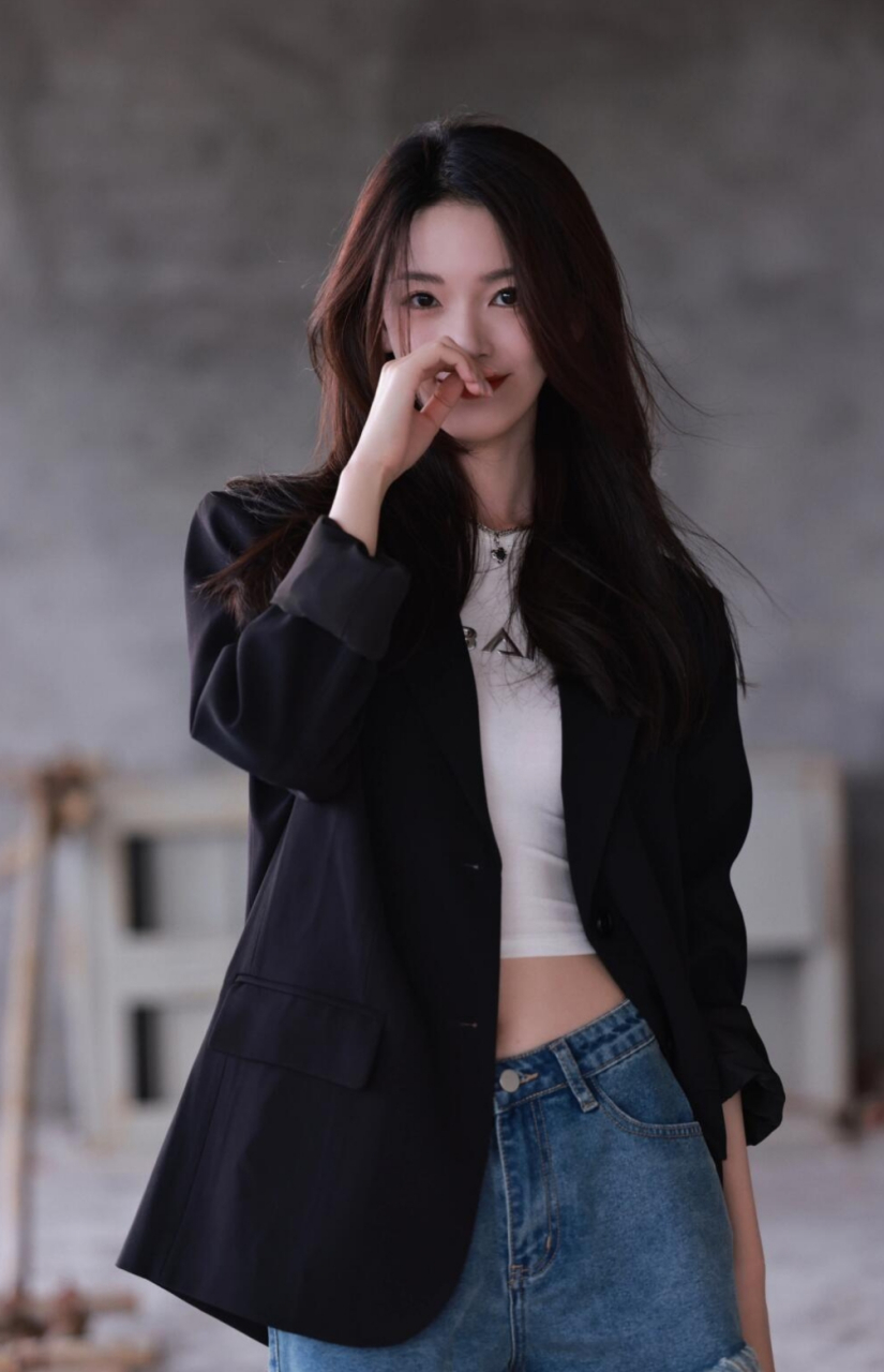 陈瑶牛仔短裤配紧身露脐衣,美丽与性感并存,魅力四射!