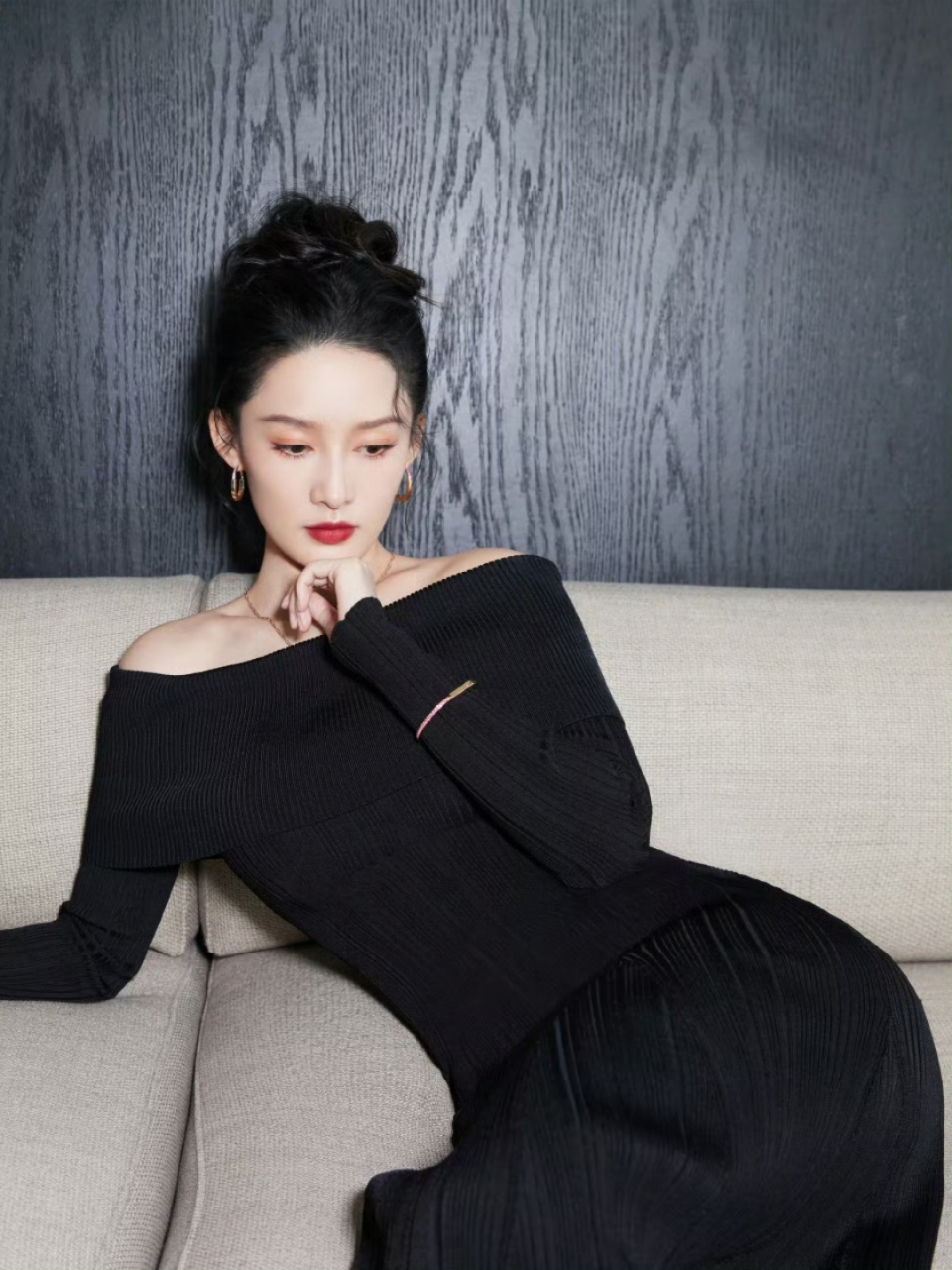 李沁一字肩黑色修身礼服写真,这s形身姿让人着迷!