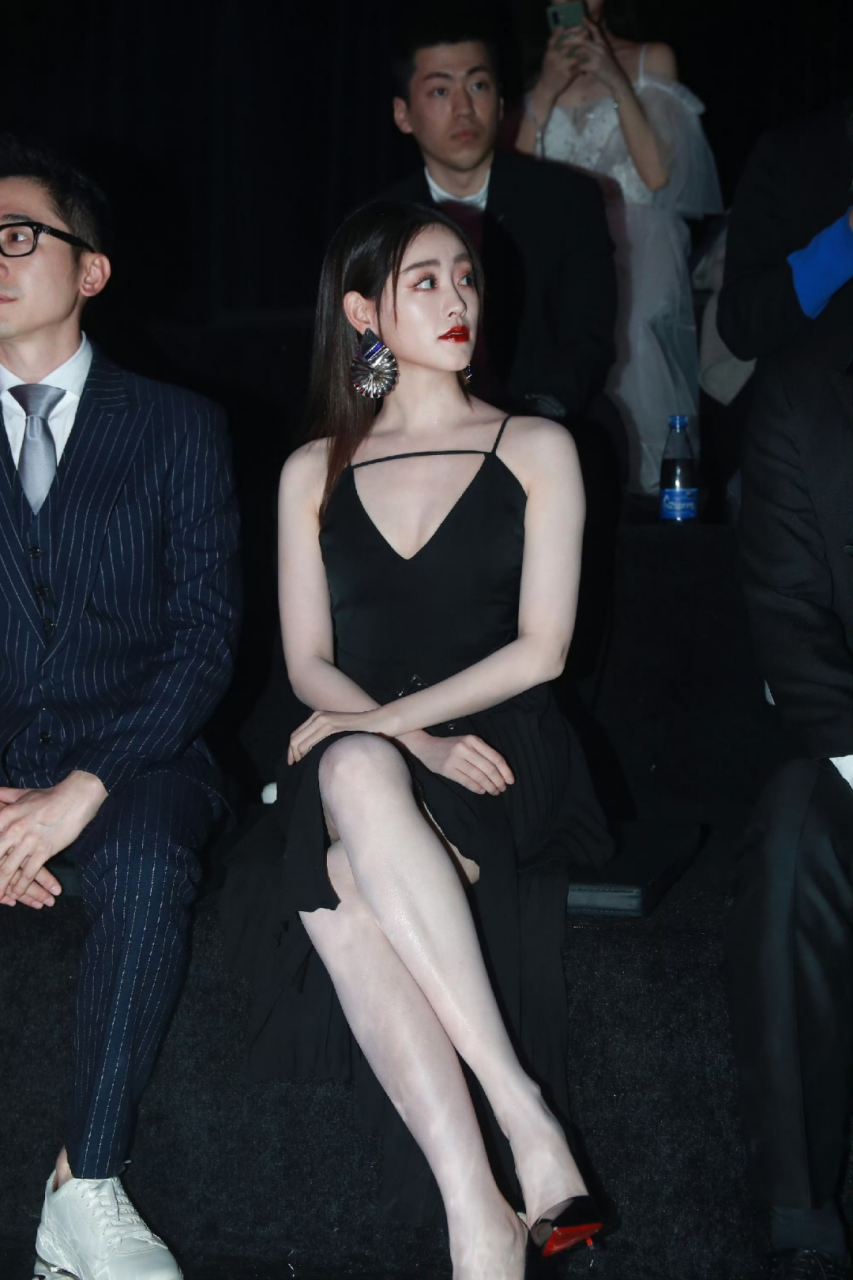 祝绪丹黑色吊带长裙美照,妖艳有气质,唯独缺少一份性感!#2024我想说