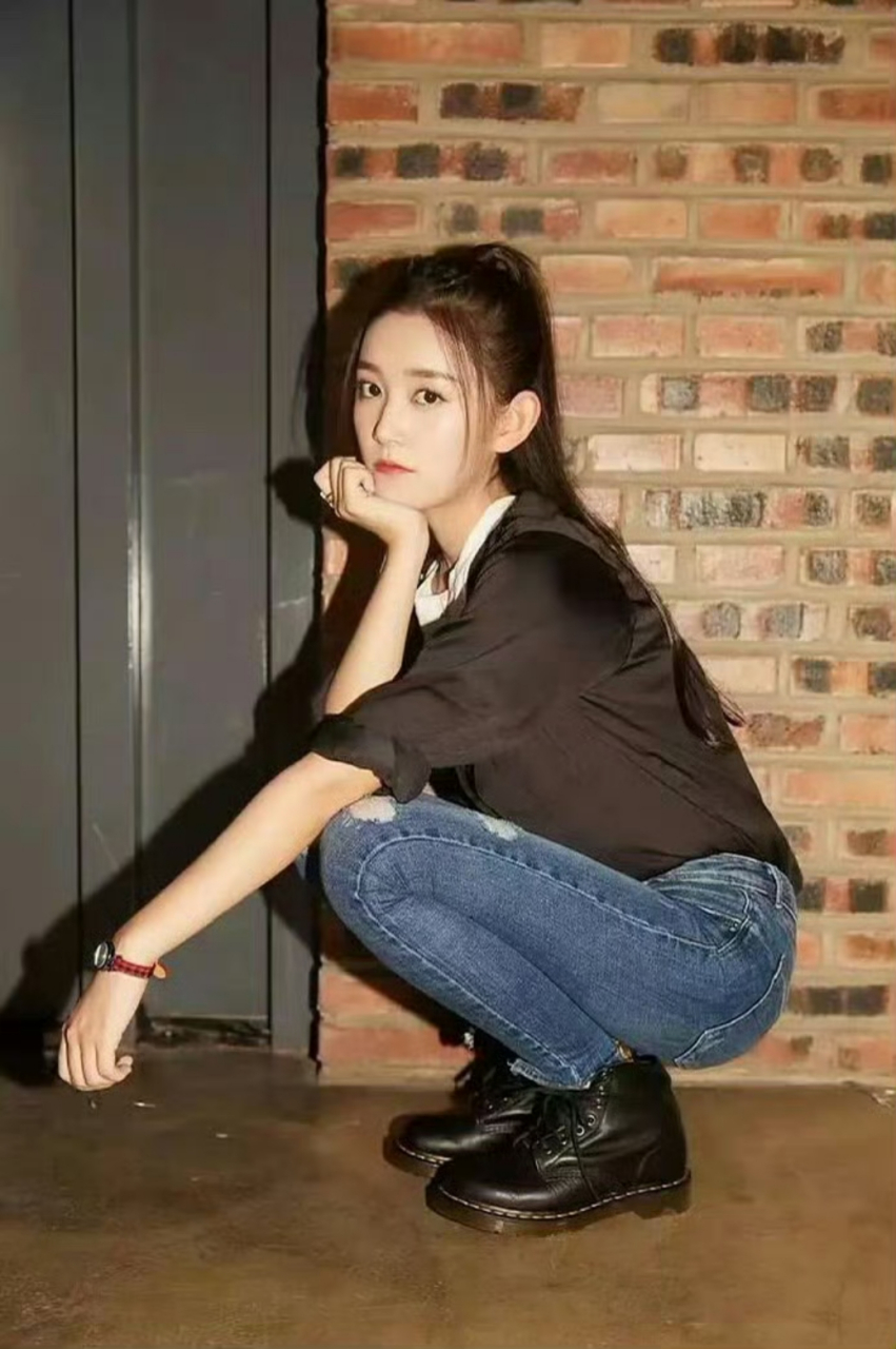 永远不能低估女生穿紧身牛仔裤的魅力,蒋依依性感美你get到了吗?