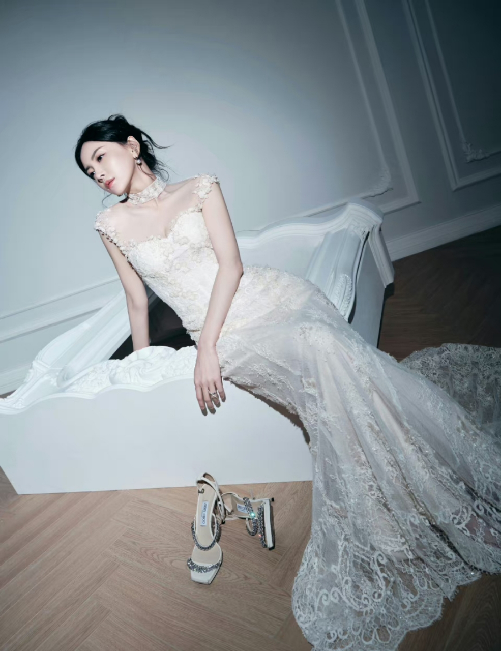 于文文白色性感长裙,而观众们的注意力却放在了她的脚上!