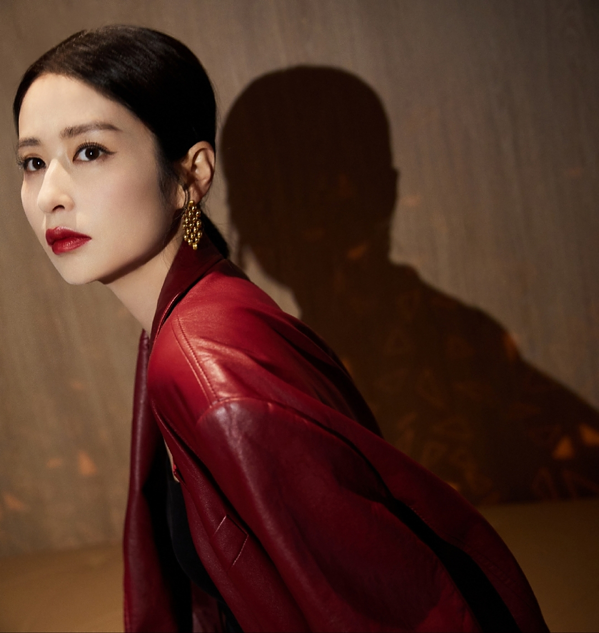 颖儿皮夹克短裤写真,美白长腿性感诱人,太迷人了!