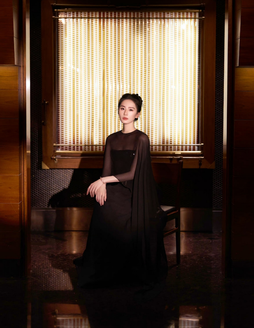 刘诗诗薄纱黑裙写真,高贵优雅美丽动人,独特魅力让人着迷!