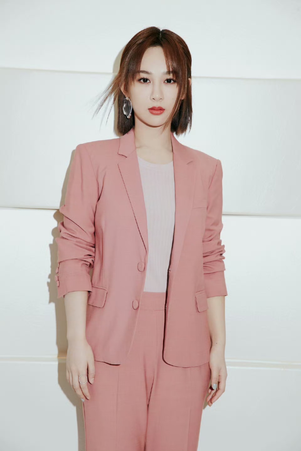 杨紫同样的发型不同的穿搭,魅力各不相同,可谓是百变女王呀!