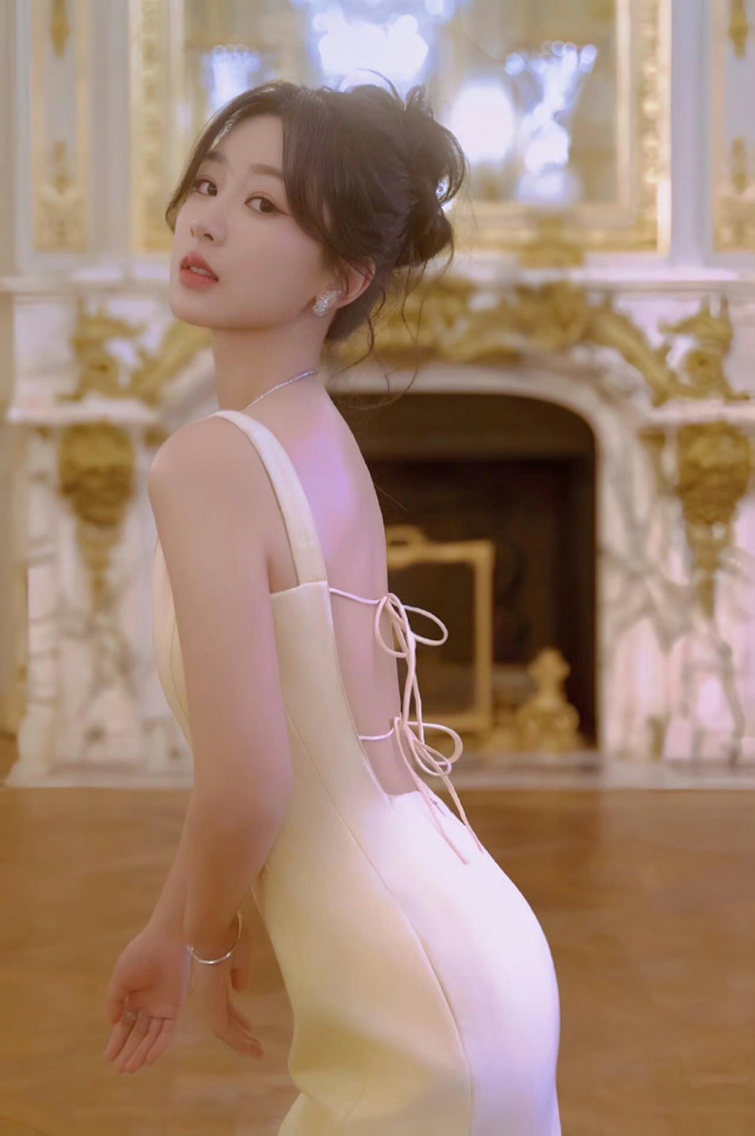 杨紫白色露背吊带好性感呀,这气质拿捏的死死的!