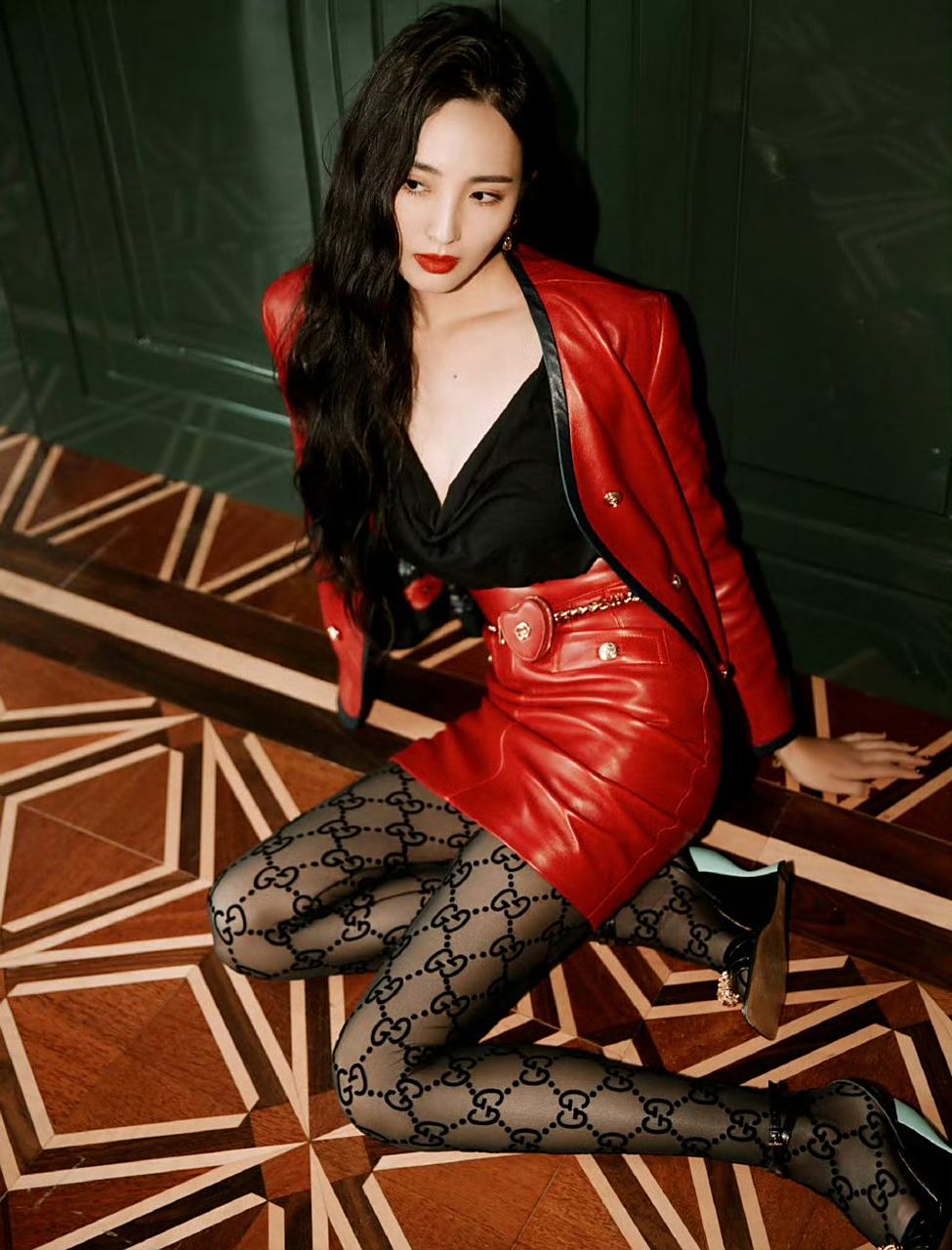 王紫璇丝袜大长腿写真,不自信看还以为是金晨丝袜美腿呢!