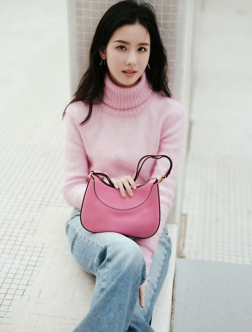 陈都灵毛衣牛仔裤写真,着实被这精致的容颜惊艳到了!