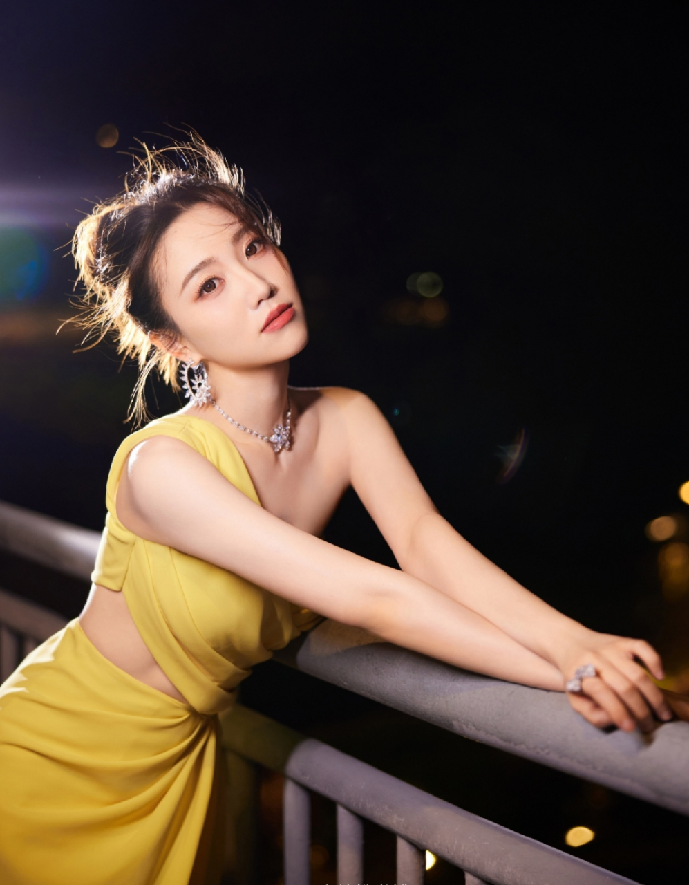 张纯烨黄色长裙写真,美艳靓丽甜美动人,让人心动不已!