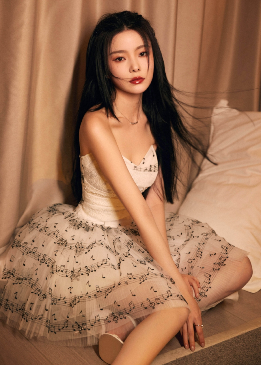 陈卓璇抹胸裙写真,饱满酥胸吸引人眼球,妥妥的一位魅力女神!