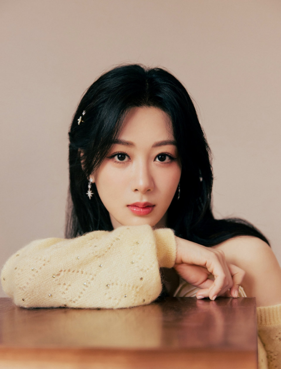 杨紫乌黑长发好美呀,端庄优雅迷人至极,太有魅力了!