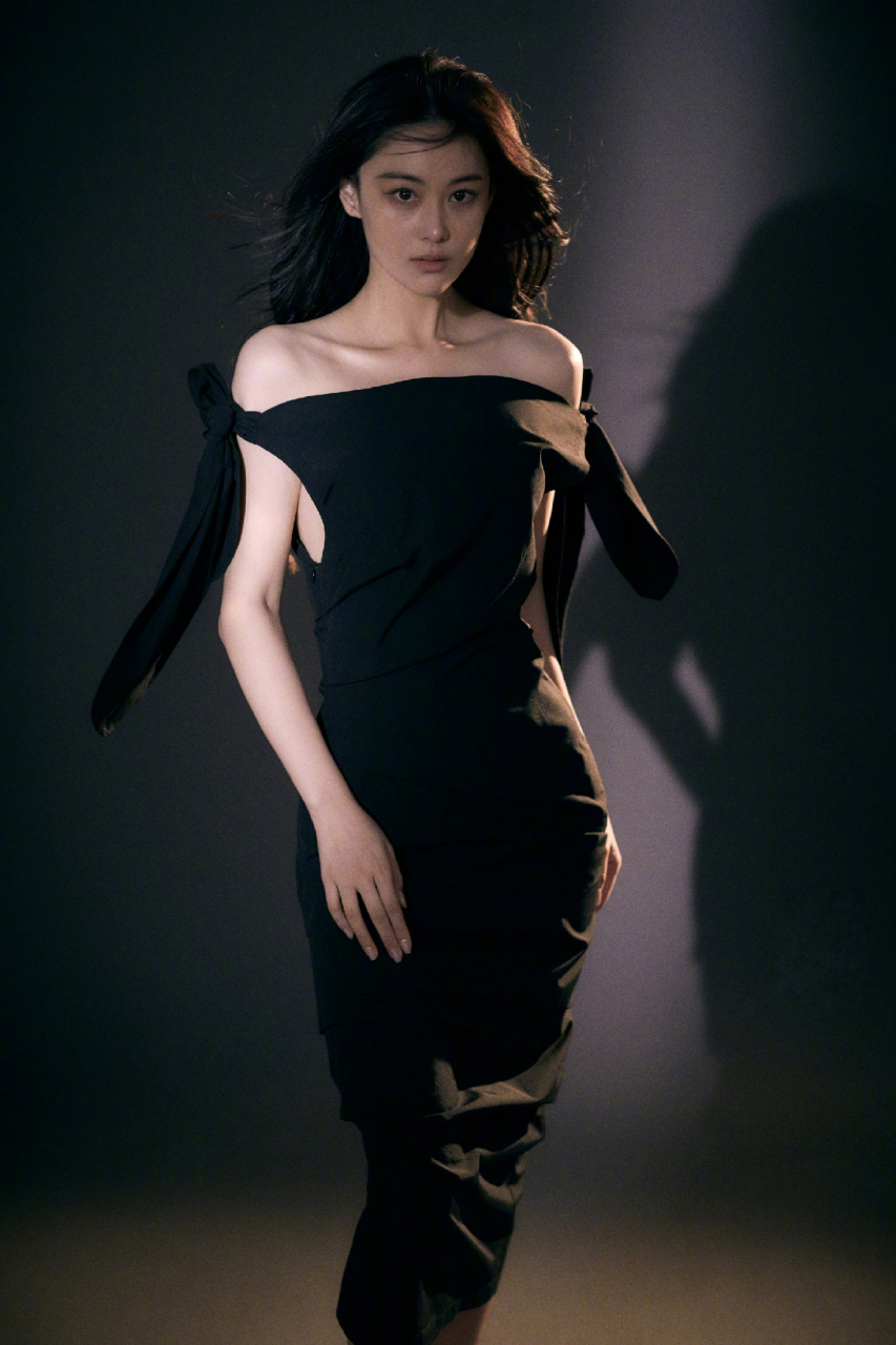 张馨予露肩黑裙写真,纯欲气质拉满,迷人的神态让人心动不已!