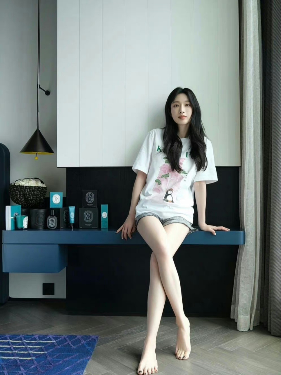 张俪性感玉足写真,依稀可见脚上的伤痕!