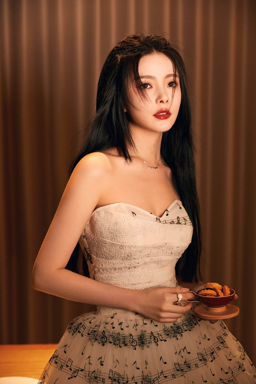 陈卓璇抹胸裙写真,饱满酥胸吸引人眼球,妥妥的一位魅力女神!