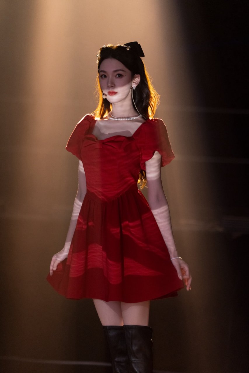 陈瑶红色短裙性感而又迷人,如果把黑色长靴换成高跟鞋魅力将会飙升!