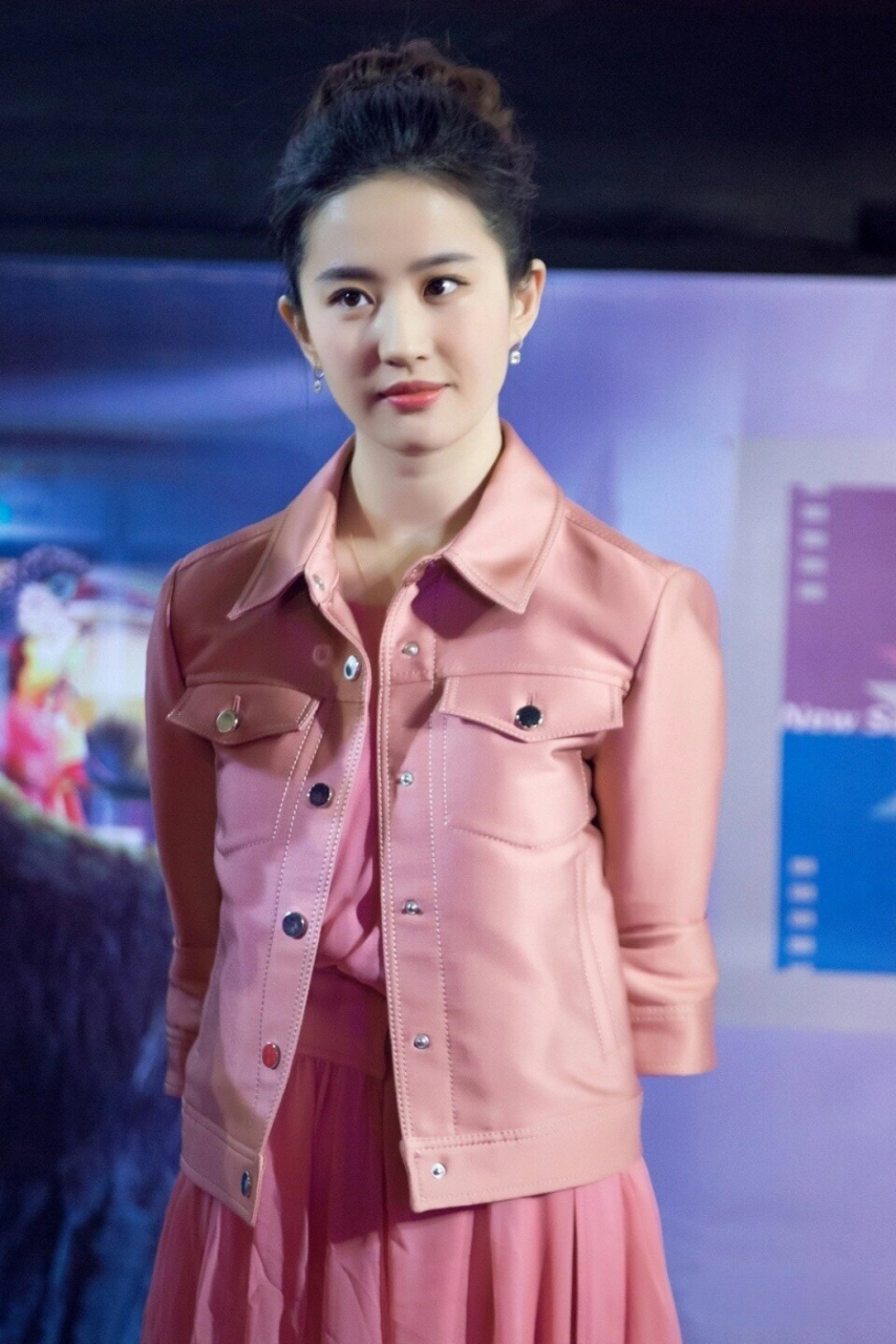 刘亦菲早期丸子头美照,水嫩的脸蛋甜美的笑容,不愧是神仙姐姐,太美了!