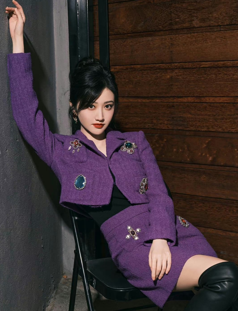 景甜紫色短裙西装造型,细眉大眼红唇惊艳众人!