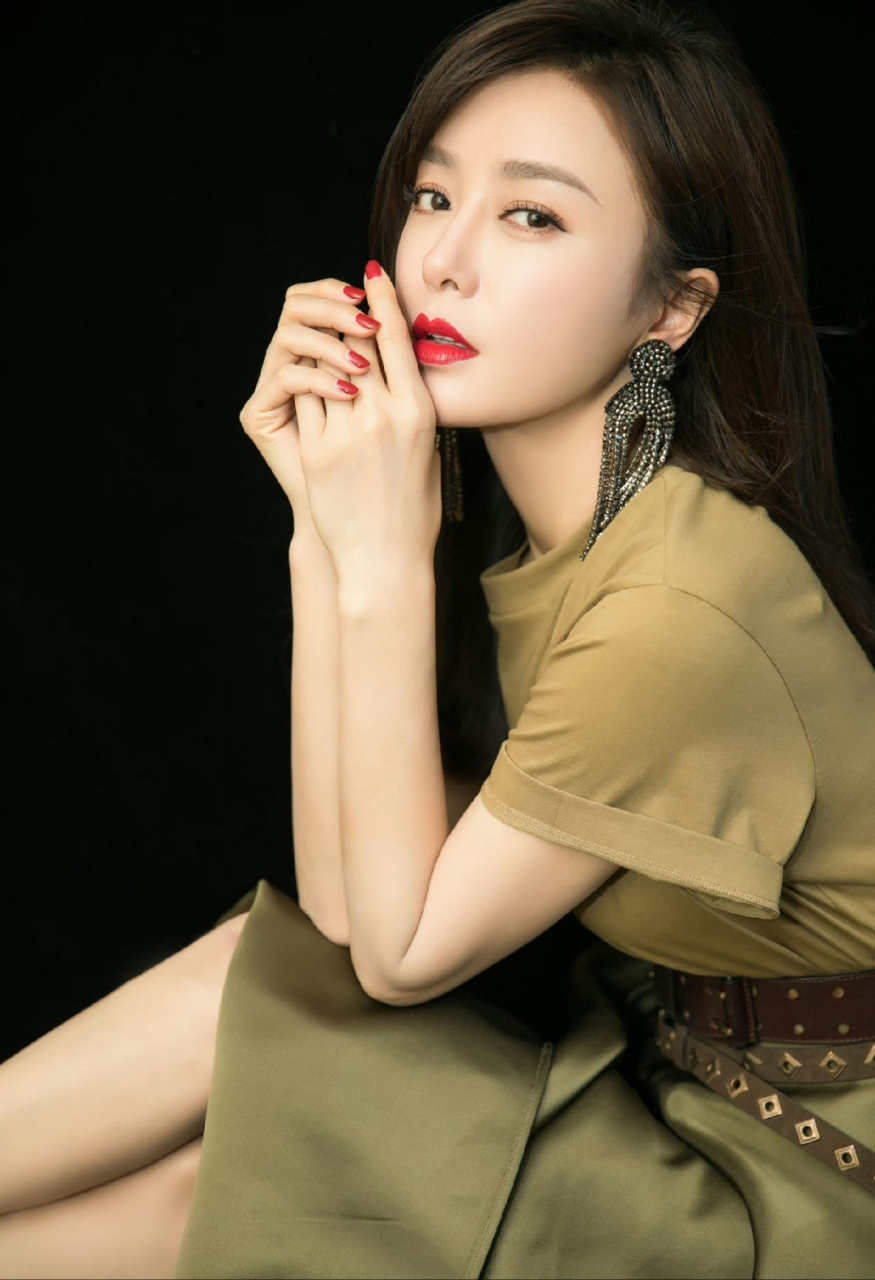 真没想到秦岚40多岁可以把身材保养的这么好,这就叫做岁数越大越有