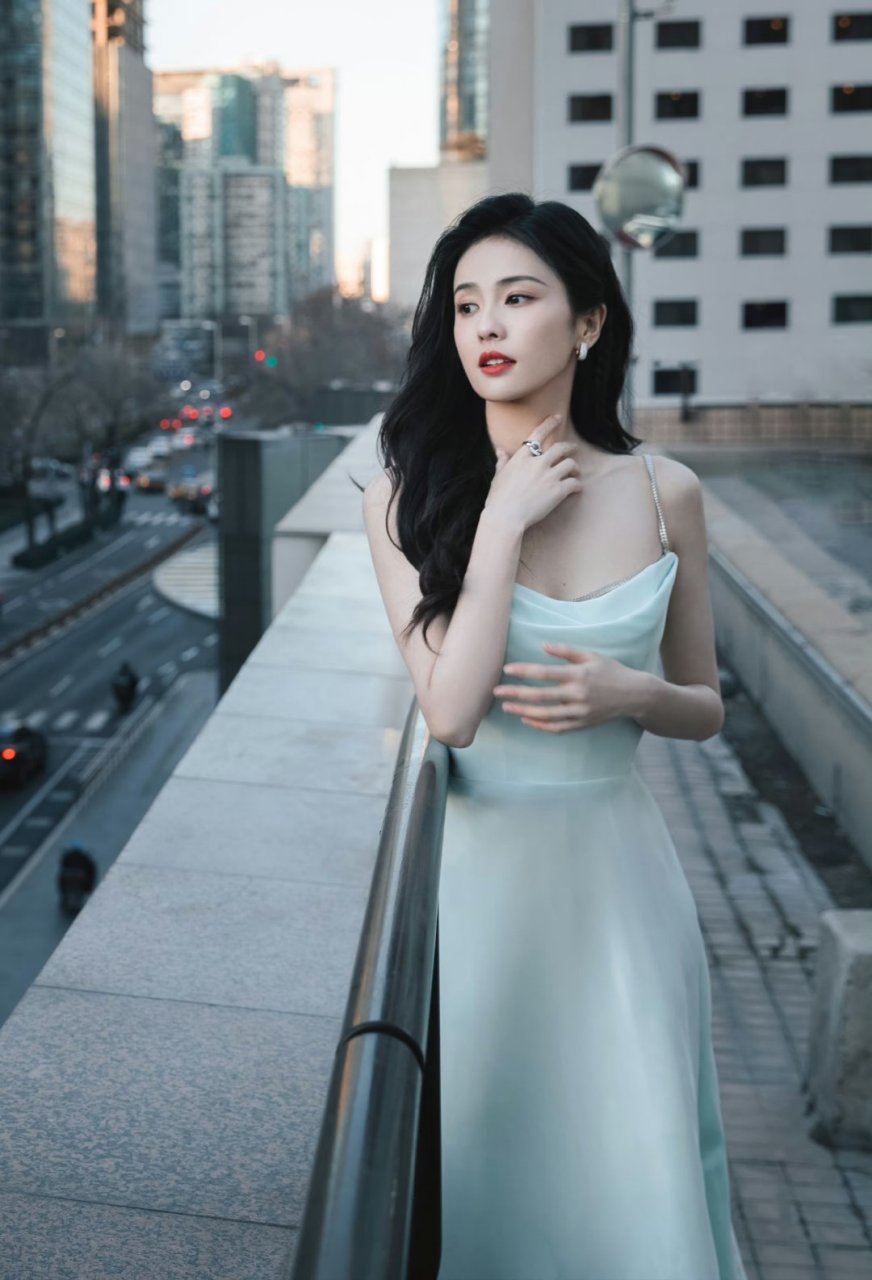 白鹿性感吊带裙写真,身材丰满且凹凸有型,实力撩人!