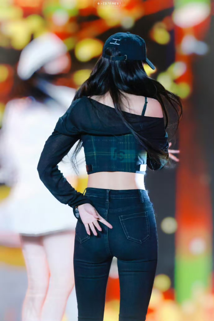 孔雪儿紧身牛仔裤彩排,谁能抵抗住这身诱惑?太顶了!