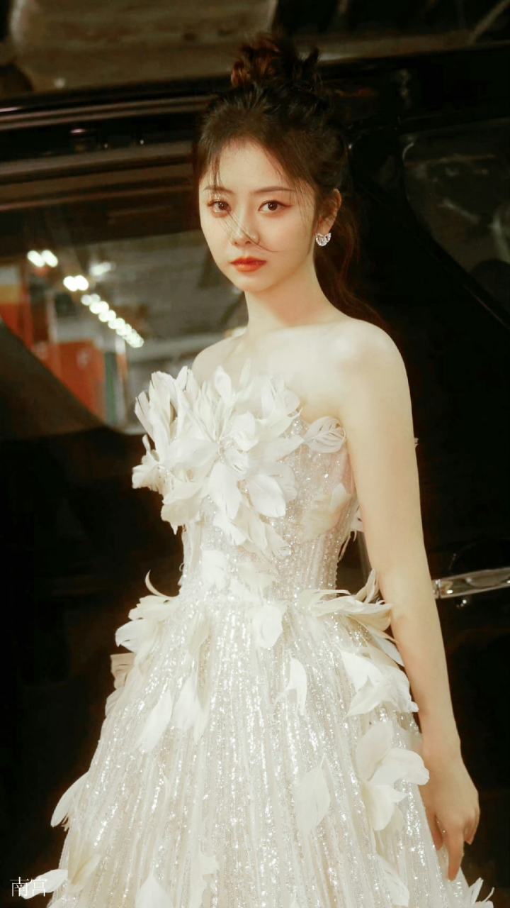 谭松韵白色抹胸长裙美照,这是谁家小公主驾到了?