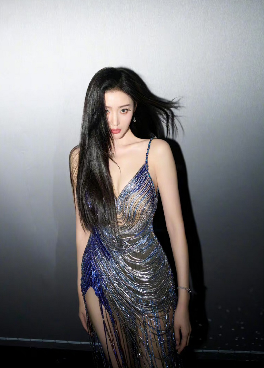 张天爱吊带深v裙写真,这身材太逆天了,看的人热血沸腾,爱了爱了!