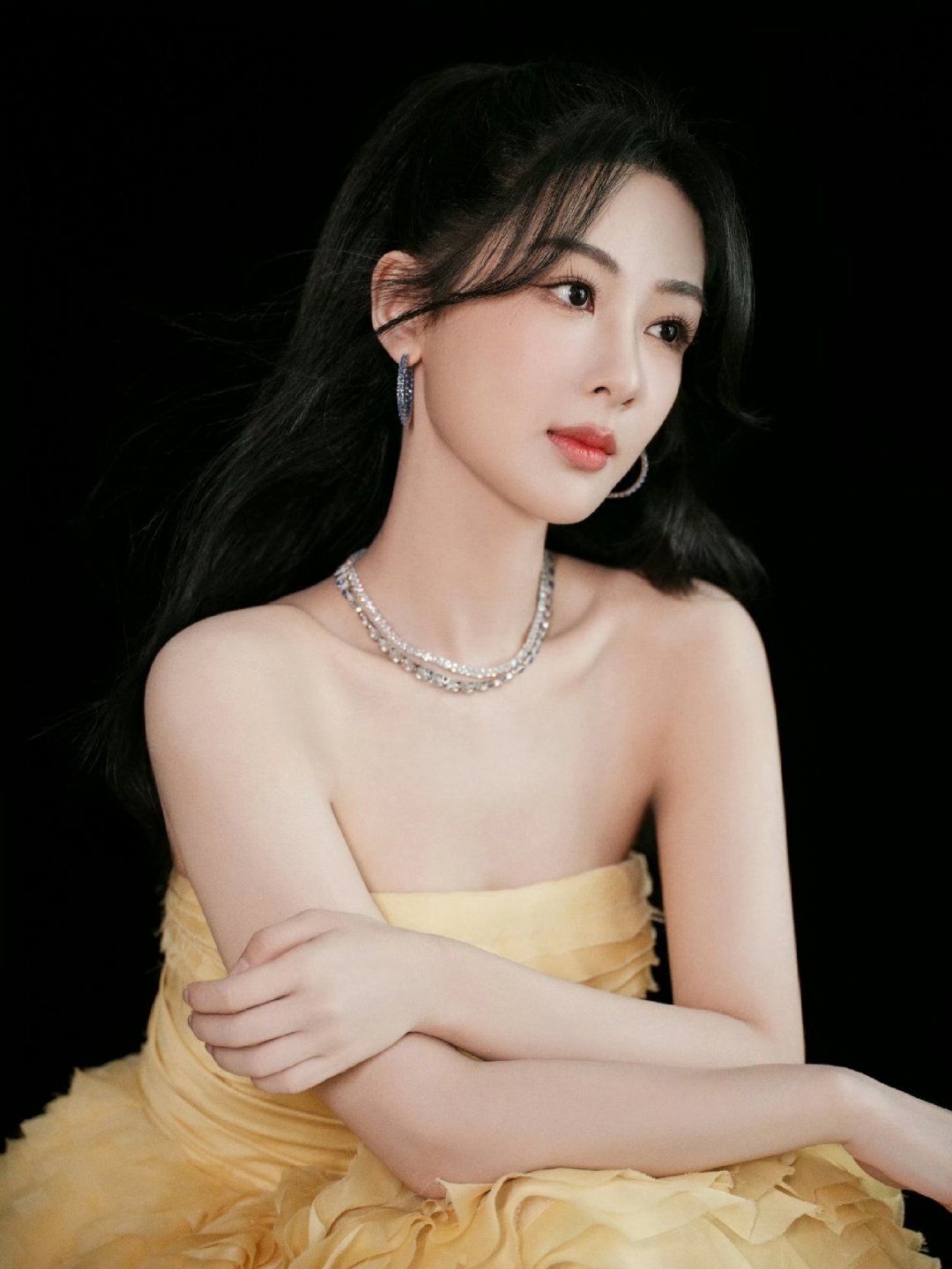 杨紫黄色抹胸长裙写真,清纯颜值魅力四溢,好美好迷人!