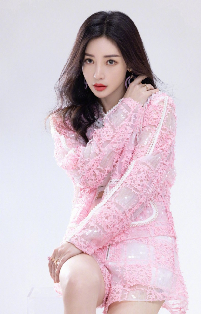 柳岩白色运动内衣写真,性感身材丰满诱人,充满了魅力!