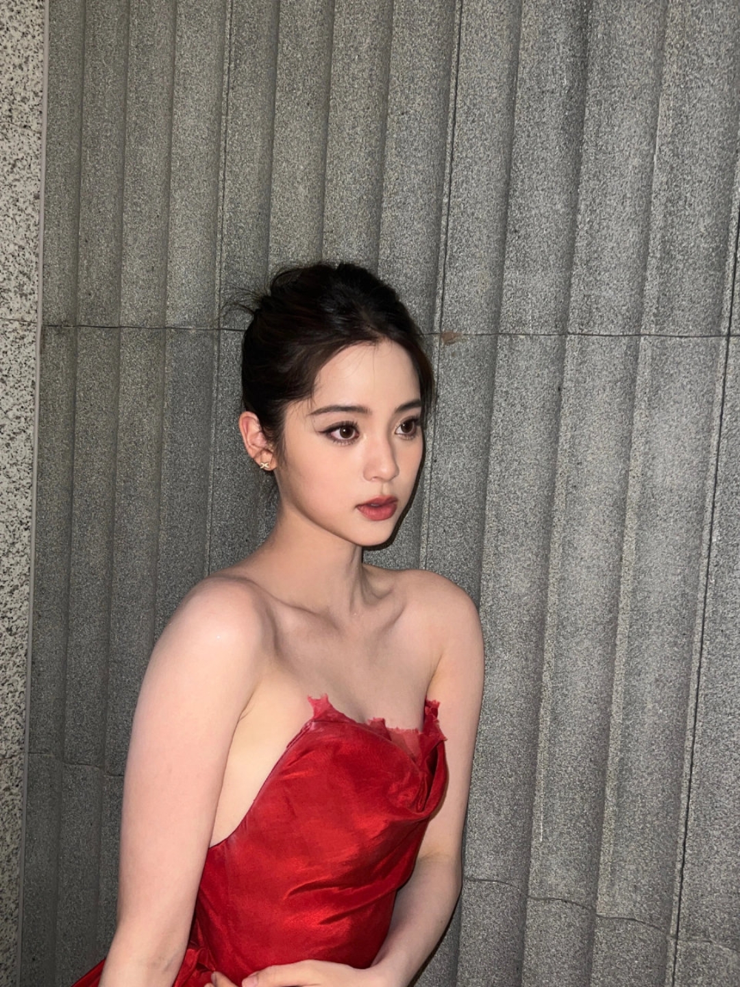 欧阳娜娜抹胸红裙亮相,丰满身材肥.@苏家小娱的动态