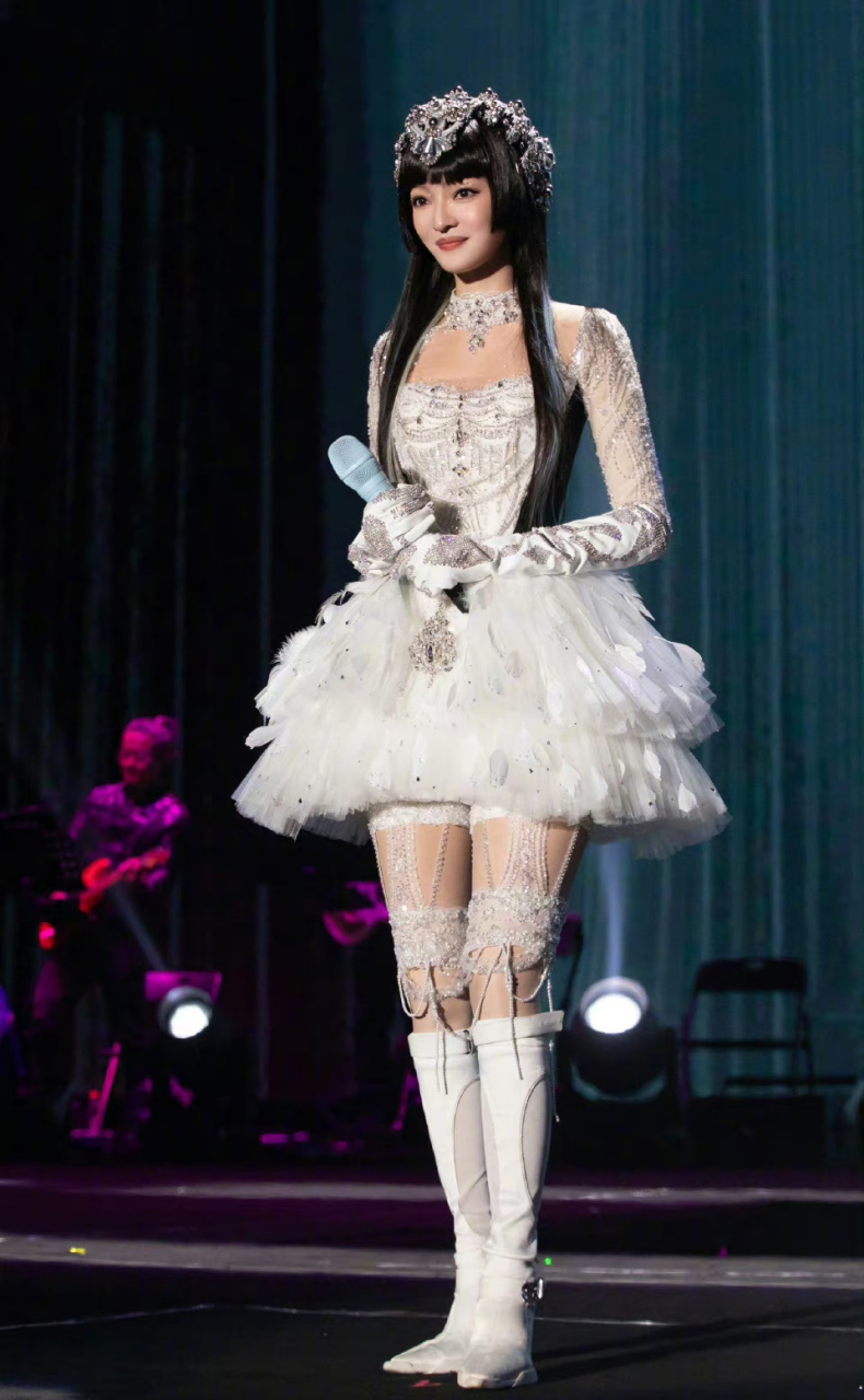 张韶涵白色天使舞台照大赏,性感美腿让人欲罢不能,太顶了!