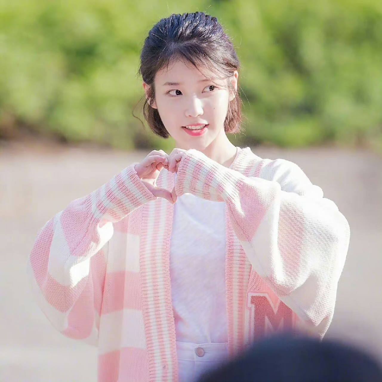 iu李知恩小清新风格穿搭,这怎么能不让人着迷呢?