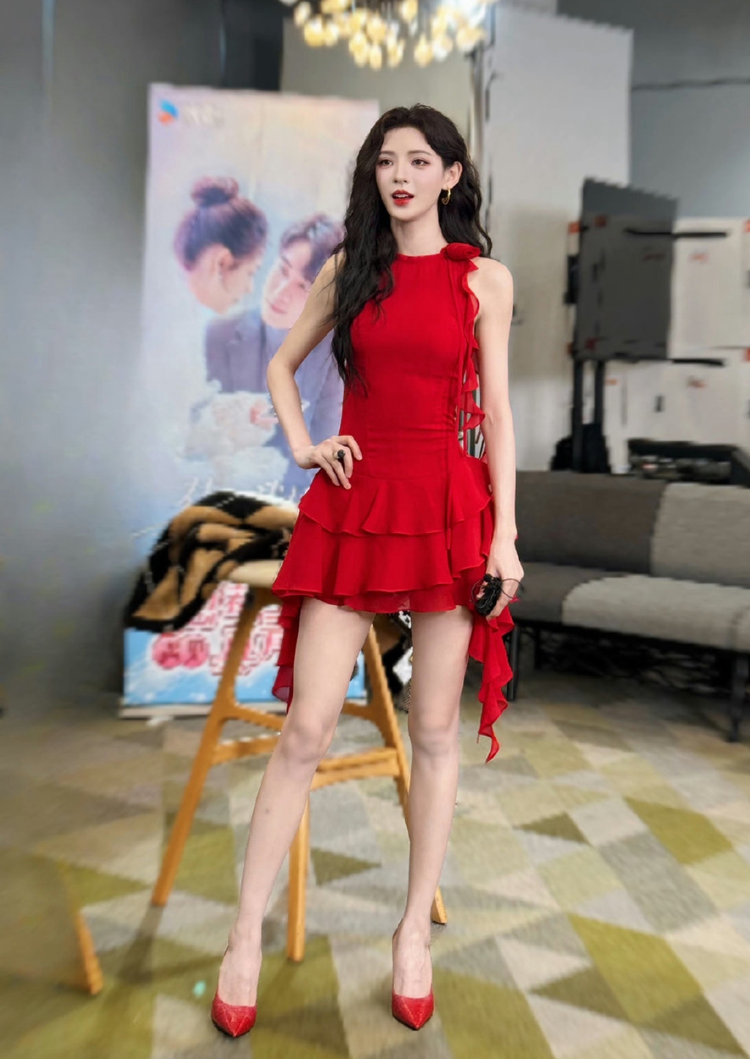 张予曦红色超短裙大赏,这双大长腿太有诱惑力,看的人热血沸腾!