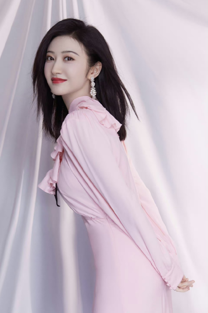 景甜粉色纱裙写真,曼妙的身姿诱人至极,妥妥的魅力女神!