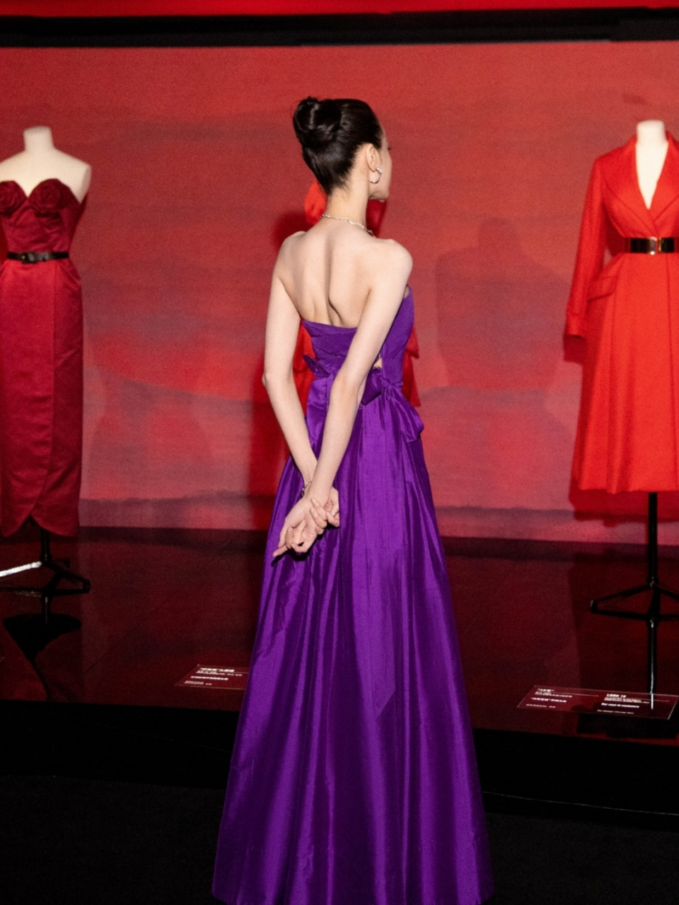 迪丽热巴紫色抹胸开叉裙大赏,优雅高贵迷人至极,让人心动不已!