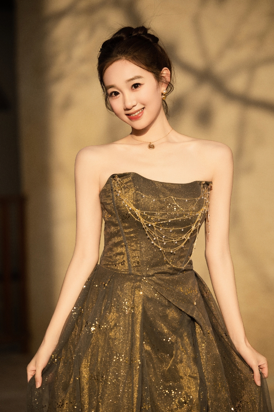 李子璇抹胸裙好美呀,白皙的香肩锁骨迷人至极,让人心动不已!